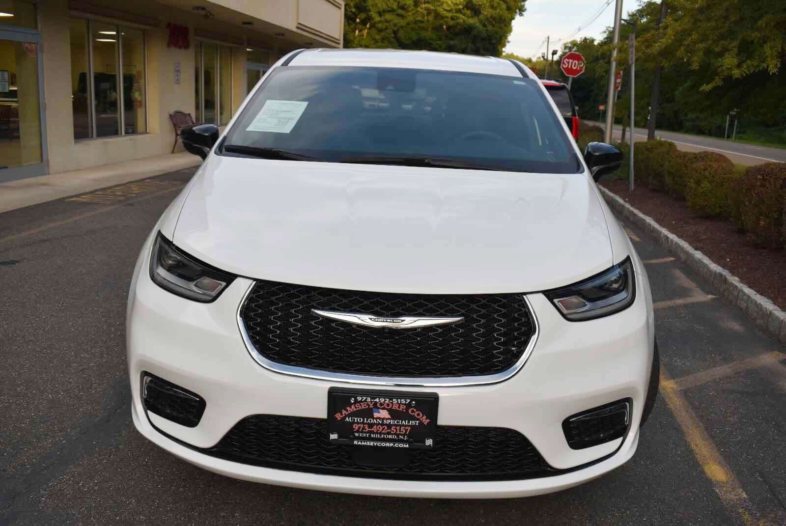 Used 2025 Chrysler Pacifica Select FWD image 9