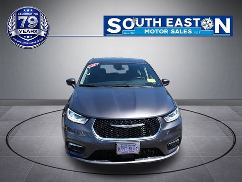 Used 2022 Chrysler Pacifica Touring-L w/ Uconnect Theater Family Group AWD/4WD image 3