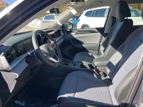 New 2026 Volkswagen Tiguan SE image 7