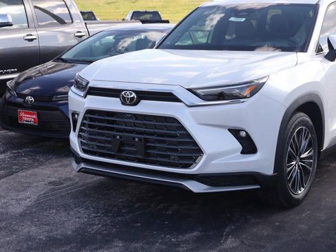 New 2026 Toyota Grand Highlander AWD Hybrid image 2