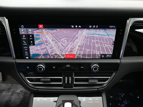 Certified 2025 Porsche Macan AWD/4WD image 20