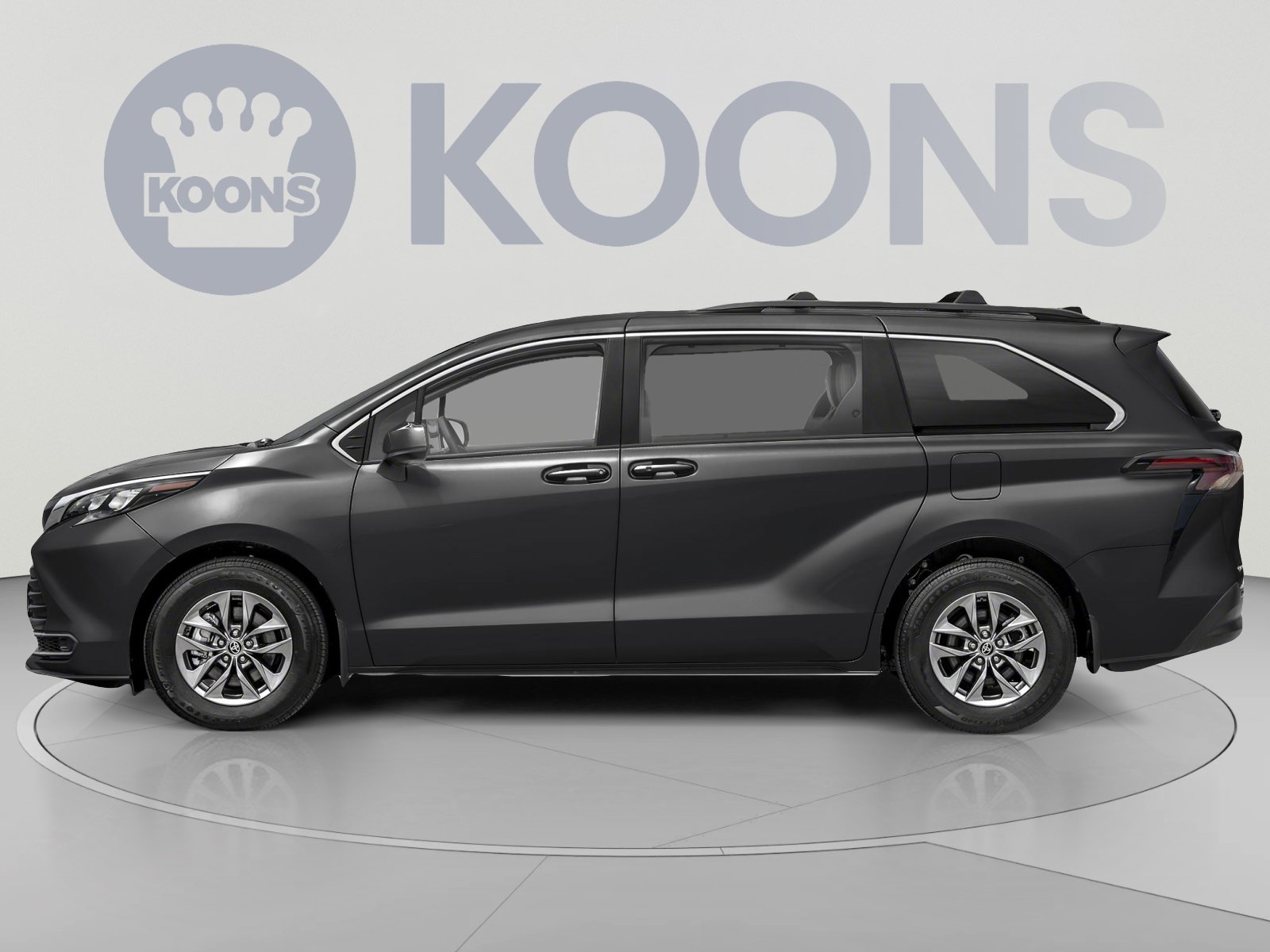 Used 2025 Toyota Sienna LE FWD image 4