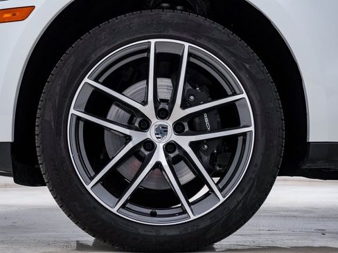 Certified 2025 Porsche Macan image 13