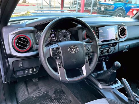 Used 2022 Toyota Tacoma TRD Sport w/ TRD Premium Sport Package AWD/4WD image 18