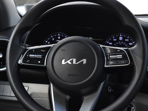 Used 2022 Kia Forte LXS FWD image 26