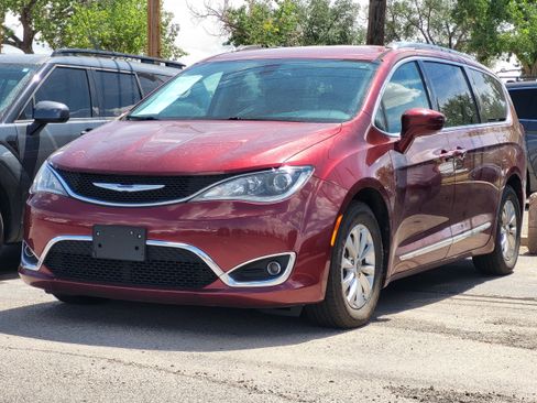 Used 2018 Chrysler Pacifica Touring-L FWD image 12