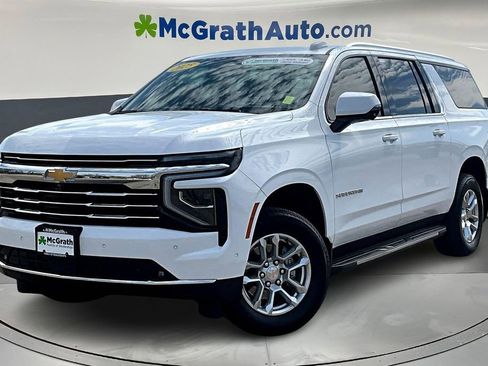 Used 2025 Chevrolet Suburban LT w/ Comfort Package AWD/4WD image 3
