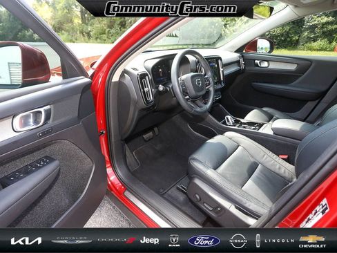 Used 2023 Volvo XC40 B5 Plus image 11