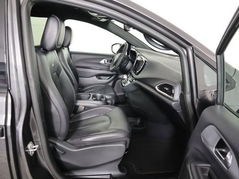 Used 2022 Chrysler Pacifica Touring-L w/ S Appearance Package image 18