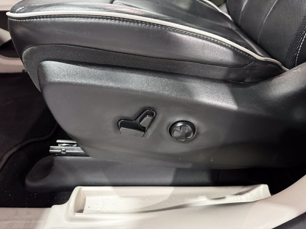 Used 2024 Chrysler Pacifica Limited FWD image 19