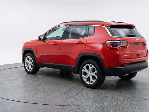 Used 2025 Jeep Compass Latitude AWD/4WD image 6