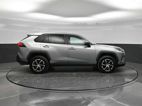 Used 2022 Toyota RAV4 LE FWD image 9