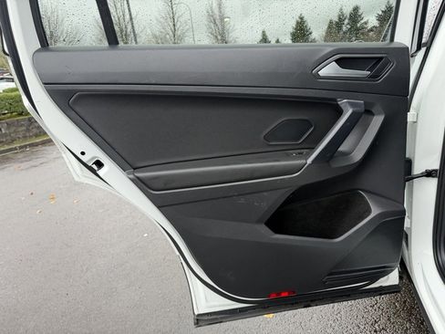 Used 2021 Volkswagen Tiguan SE w/ Panoramic Sunroof Package image 28