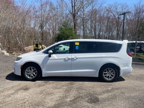 Used 2023 Chrysler Pacifica Touring-L FWD image 9