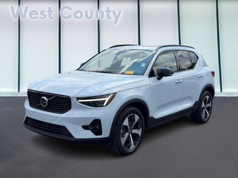Used 2026 Volvo XC40 B5 Plus AWD/4WD image 9