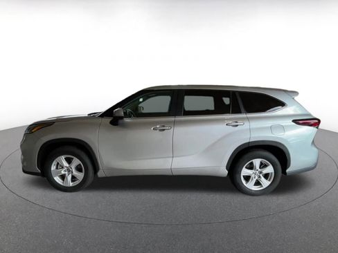 Used 2025 Toyota Highlander LE FWD image 9