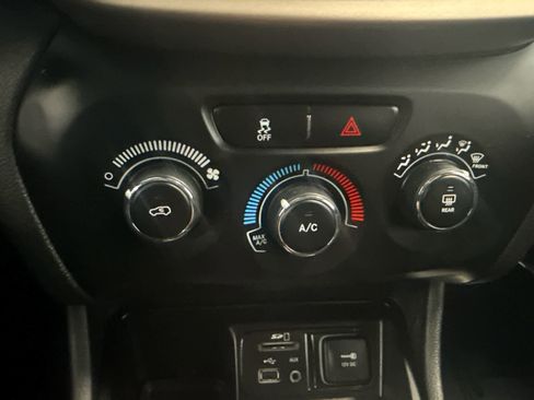 Used 2016 Jeep Cherokee Sport image 18