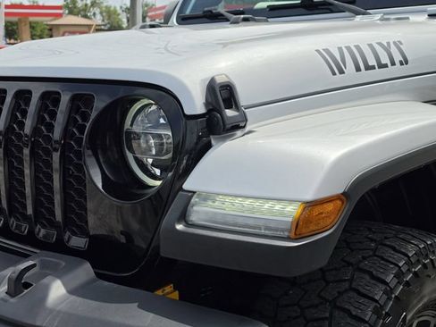 Used 2022 Jeep Gladiator Sport AWD/4WD image 9