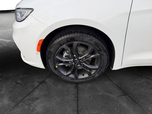 New 2026 Chrysler Pacifica Select image 14