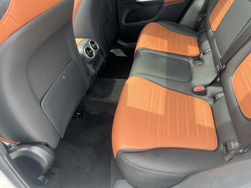 Used 2025 Mercedes-Benz GLC 300 4MATIC image 33