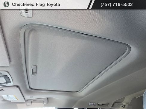 Used 2025 Toyota Sienna XLE w/ XLE Plus Package image 9