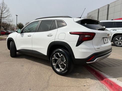 Used 2025 Chevrolet Trax LT image 8