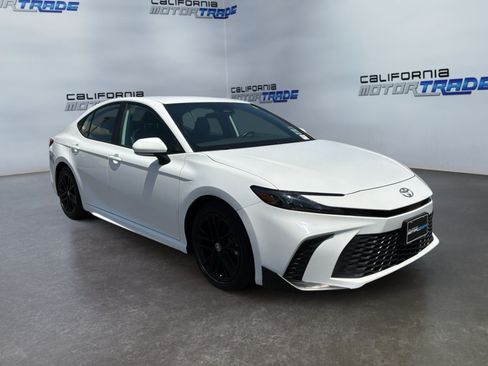 Used 2025 Toyota Camry SE FWD image 3