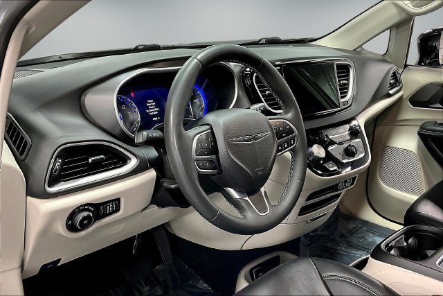 Used 2024 Chrysler Pacifica Touring-L FWD image 15