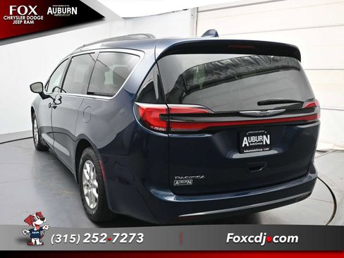 Used 2022 Chrysler Pacifica Touring-L FWD image 3