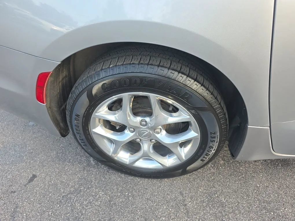 Used 2019 Chrysler Pacifica Limited w/ Advanced Safetytec Group FWD image 15