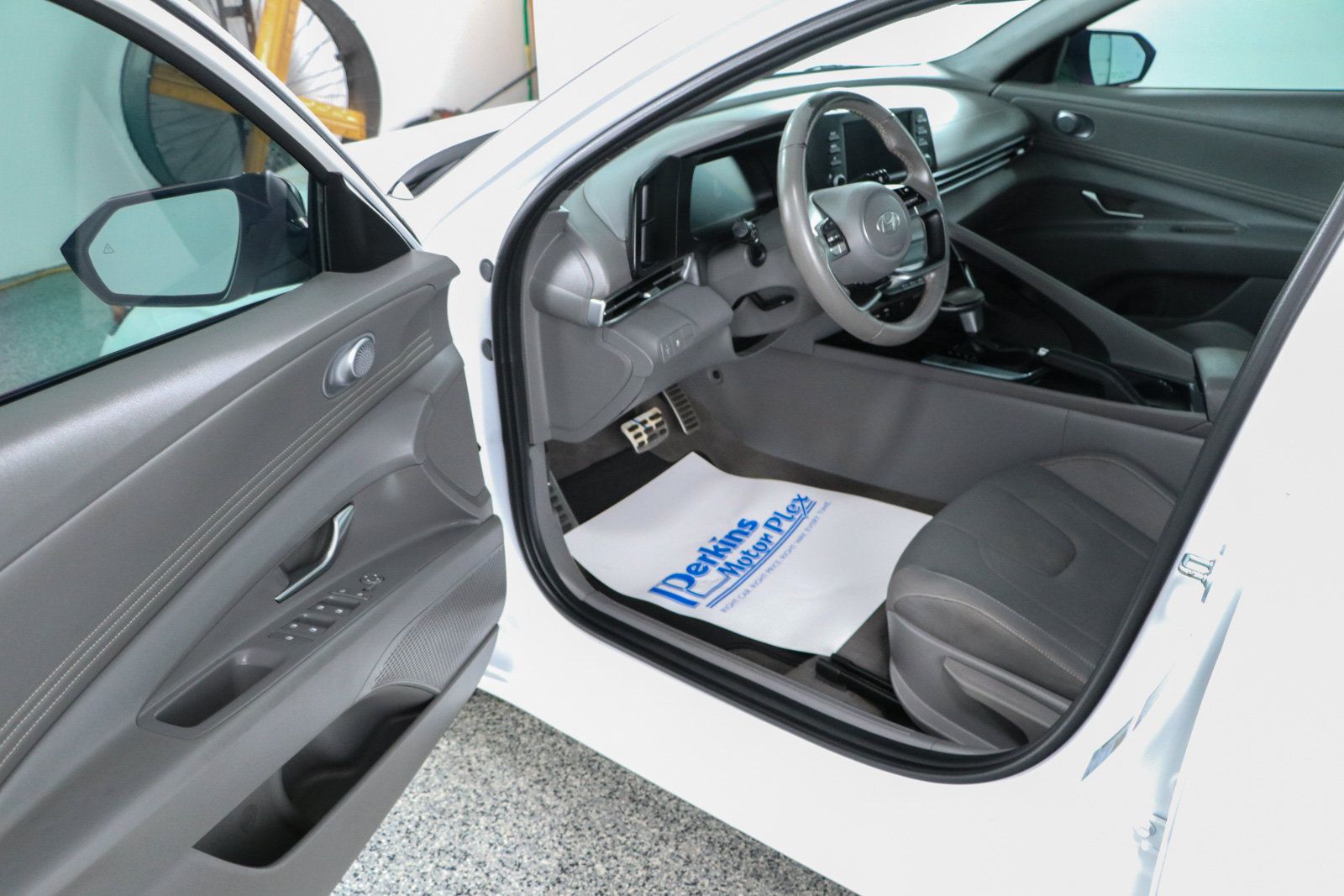 Used 2025 Hyundai Elantra Sport FWD image 3