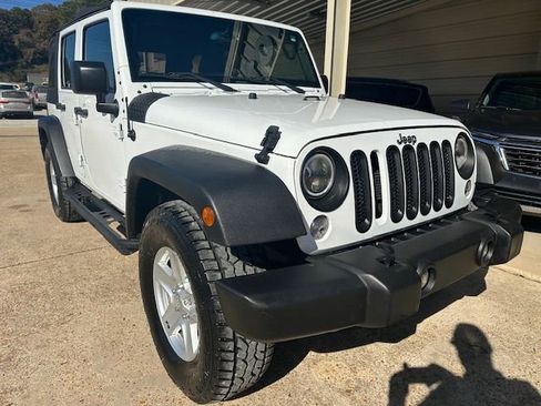 Used 2016 Jeep Wrangler Unlimited Rubicon w/ Connectivity Group image 3