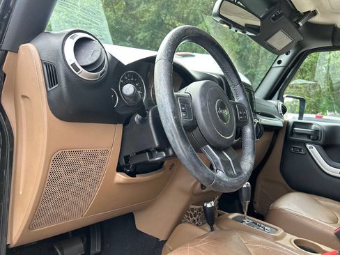 Used 2015 Jeep Wrangler Unlimited Sahara AWD/4WD image 8