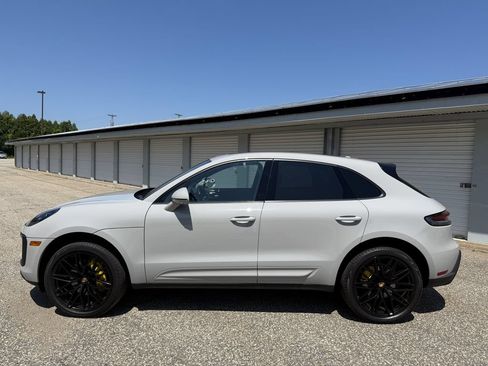 Used 2024 Porsche Macan AWD/4WD image 2