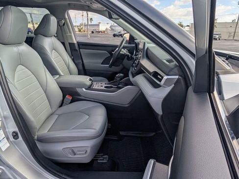 Used 2022 Toyota Highlander XLE image 21