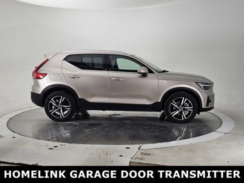 Used 2023 Volvo XC40 B5 Plus image 2
