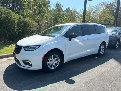 Used 2025 Chrysler Pacifica Select