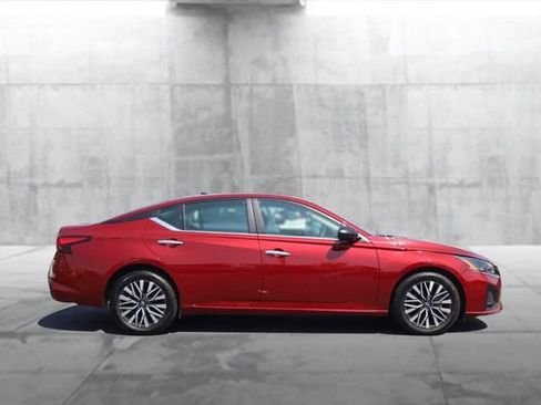 Used 2024 Nissan Altima 2.5 SV FWD image 5