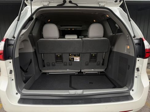 Used 2019 Toyota Sienna XLE w/ XLE Navigation Package FWD image 20