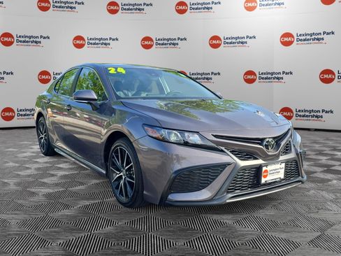 Used 2024 Toyota Camry SE FWD image 1