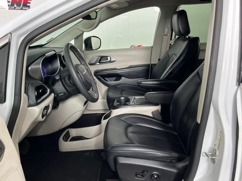 Used 2023 Chrysler Pacifica Touring-L FWD image 22