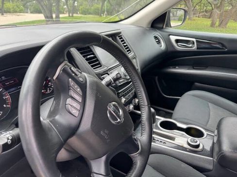 Used 2018 Nissan Pathfinder SV image 39