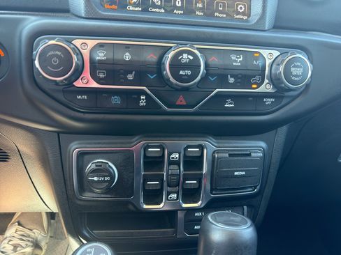 Used 2023 Jeep Wrangler Unlimited Sahara w/ Cold Weather Group AWD/4WD image 21