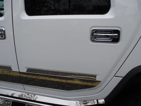 Used 2004 HUMMER H2 w/ Preferred Equipment Group image 16