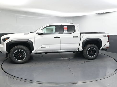 Used 2025 Toyota Tacoma TRD Off-Road AWD/4WD image 6