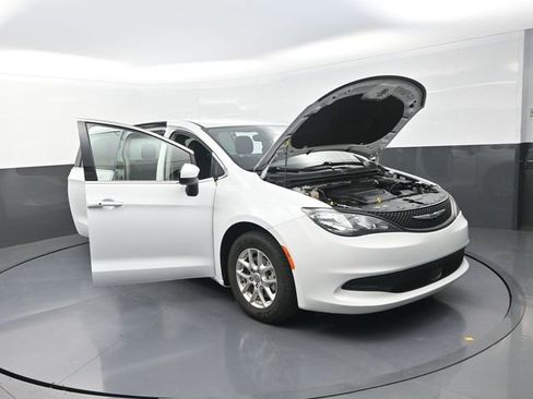 Used 2023 Chrysler Voyager LX image 39