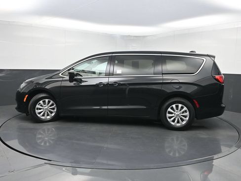 Used 2017 Chrysler Pacifica Touring w/ Tire & Wheel Group FWD image 39