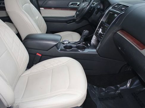 Used 2019 Ford Explorer Platinum image 28