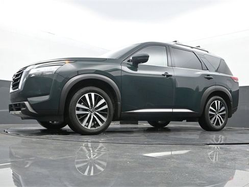 Used 2024 Nissan Pathfinder Platinum image 12