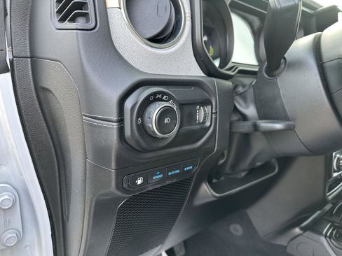 Used 2025 Jeep Wrangler Sahara image 20